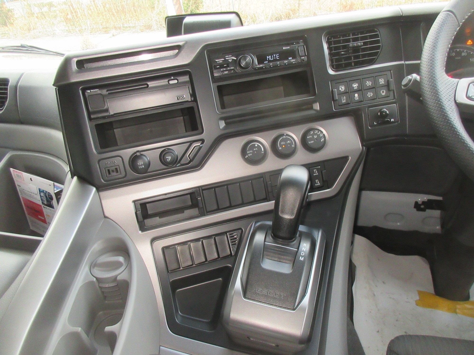 クオン第五輪荷重20トンハイルーフ未使用トラクタ