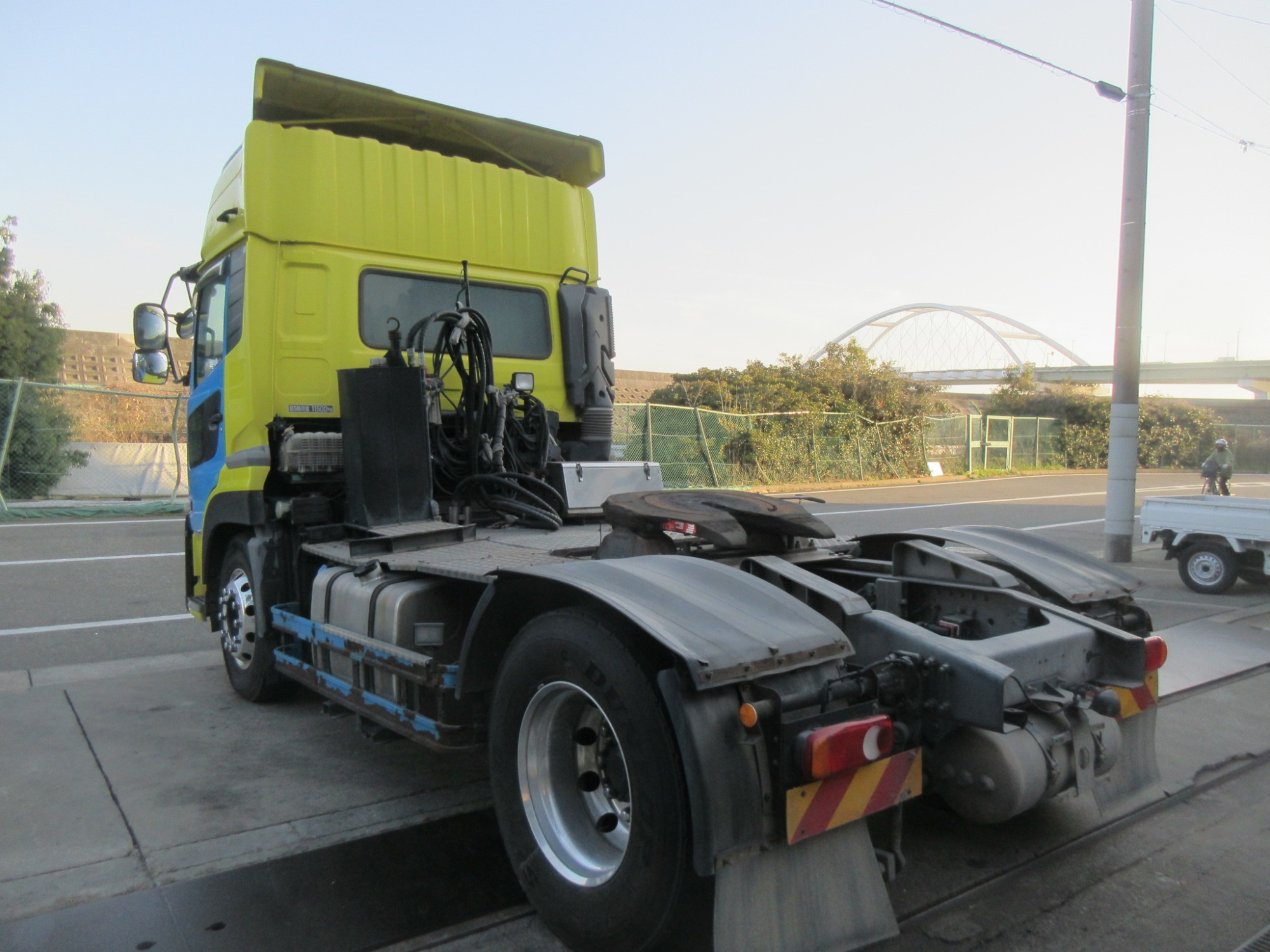 2PGハイルーフクオン ダンプ用ポンプ付11.5トントラクタ