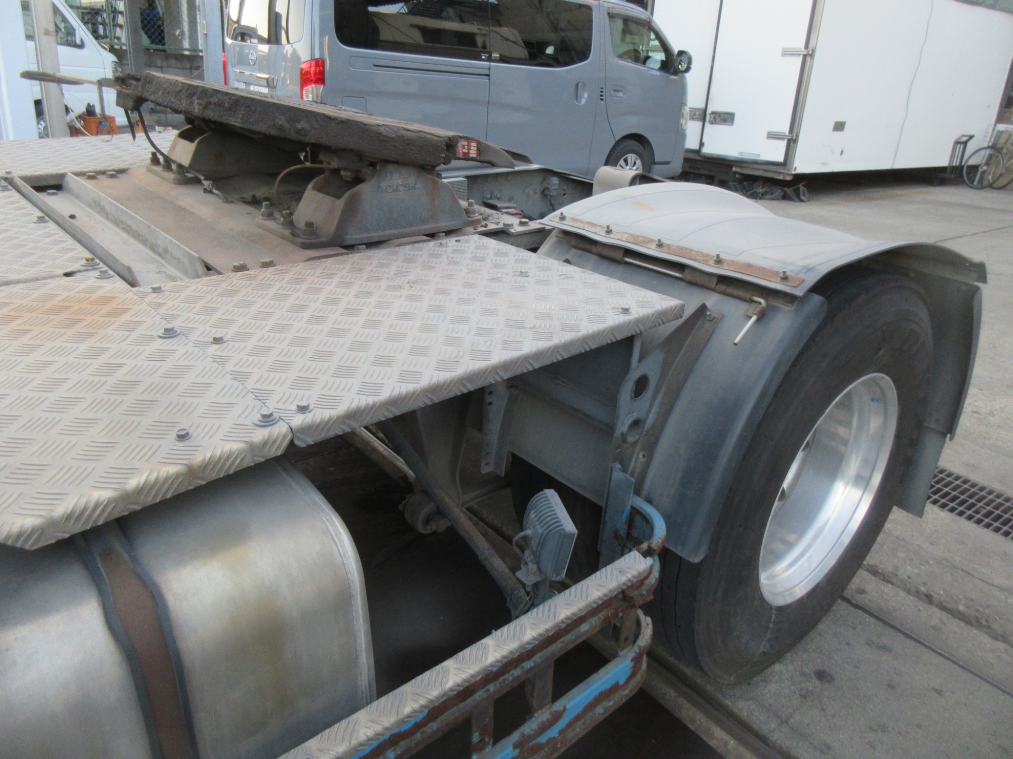 2PGハイルーフクオン ダンプ用ポンプ付11.5トントラクタ