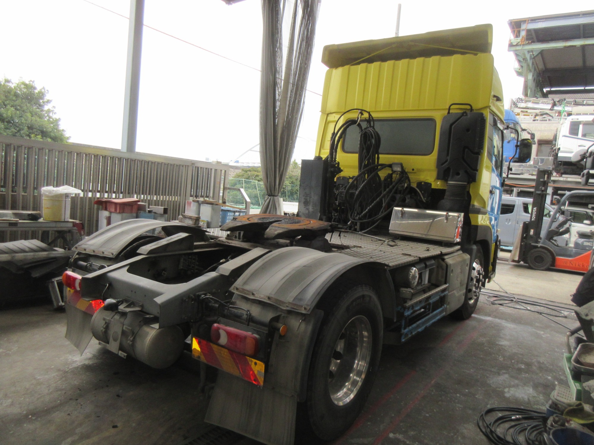 2PGハイルーフクオン ダンプ用ポンプ付11.5トントラクタ